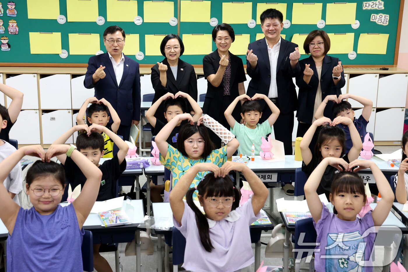 본문 이미지 - 한성숙 국무총리가 7일 오전 방학중 초등돌봄ㆍ교육현장 점검을 위해 서울 영등포구 영문초등학교를 방문, 팝업북 만들기 수업을 참관한뒤 아이들과 기념촬영을 하고 있다. 2026.8.7 ⓒ 뉴스1 이광호 기자