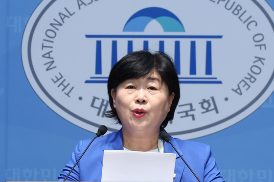 與 "조 대법원장, 국감 출석·답변 어렵다고 의견…법 위에 군림"