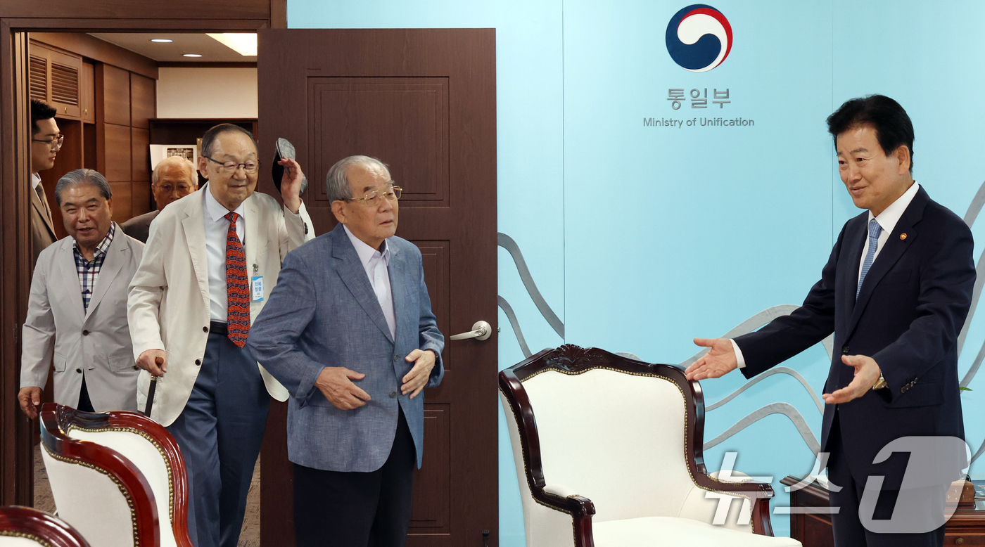 (서울=뉴스1) 김명섭 기자 = 정동영 통일부 장관이 7일 서울 종로구 세종대로 정부서울청사에서 '평화통일고문회의’ 원로 오찬간담회 앞서 차담회를 갖고 있다. 2026.8.7/뉴스 …