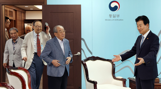 평화통일고문회의' 원로들과 소통하는 정동영 장관