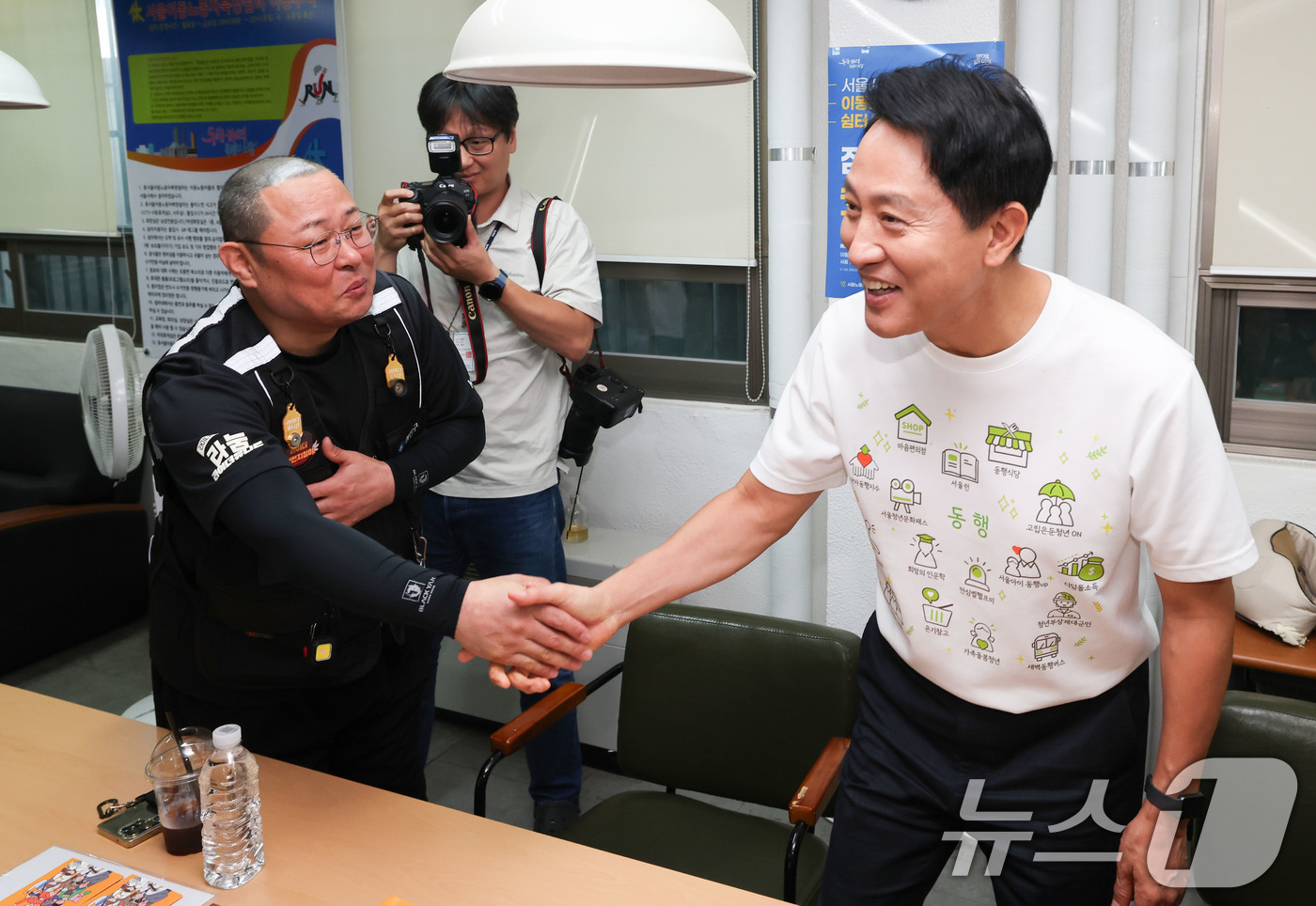 (서울=뉴스1) 이종수 기자 = 오세훈 서울시장이 7일 이동노동자 폭염 대응을 위해 운영되고 있는 서울 중구 북창쉼터를 방문해 이동노동자와 악수를 하고 있다. 2026.8.7/뉴스 …