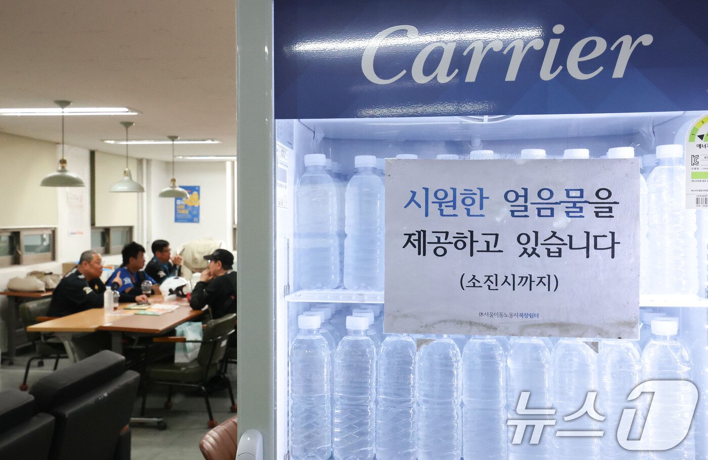 본문 이미지 - 7일 오전 이동노동자 폭염 대응을 위해 운영되고 있는 서울 중구 북창쉼터에서 라이더들이 휴식을 취하고 있다. 2026.8.7 ⓒ 뉴스1 이종수 기자