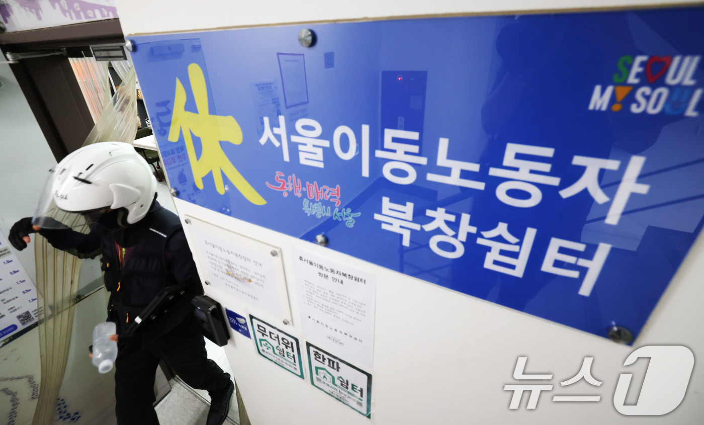 (서울=뉴스1) 이종수 기자 = 연일 폭염이 이어지는 7일 서울 중구 북창쉼터에서 한 배달라이더가 나오고 있다. 서울시는 폭염 기간 이동노동자의 온열질환 예방을 위해 냉방시설과 생 …