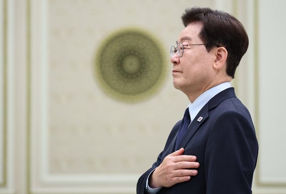 李대통령, 국가폭력 피해자에 '흰 장미'…"국가 책임에 유효기간 없다"(종합)