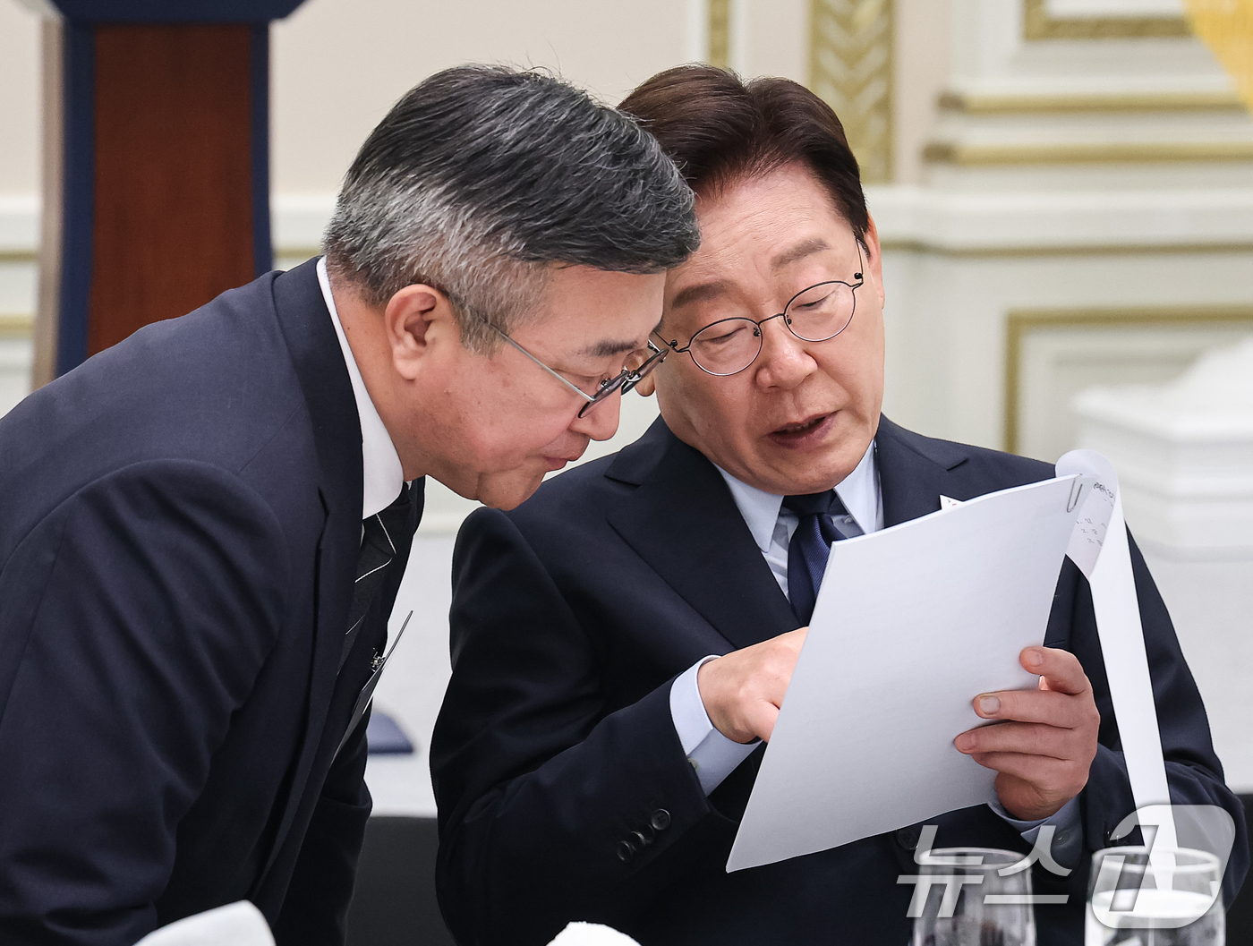 (서울=뉴스1) 이재명 기자 = 이재명 대통령과 윤호중 행정안전부 장관이 7일 청와대 영빈관에서 열린 진실화해위 3기 출범 계기 국가폭력 피해자 위로 오찬에서 대화를 하고 있다. …