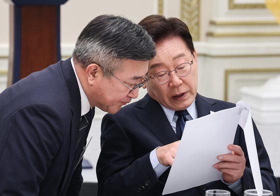 대화하는 이재명 대통령·윤호중 장관
