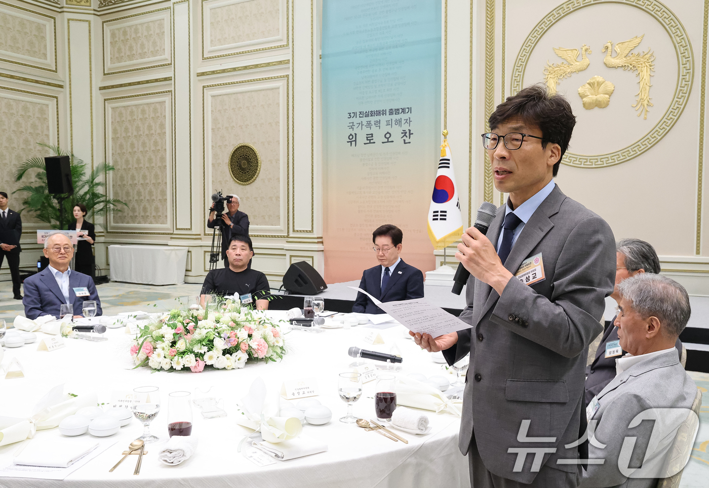 (서울=뉴스1) 이재명 기자 = 송상교 진실화해위원회 위원장이 7일 청와대 영빈관에서 열린 진실화해위 3기 출범 계기 국가폭력 피해자 위로 오찬에서 발언을 하고 있다. (청와대통신 …