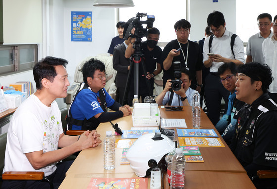 오세훈 시장, 이동노동자 쉼터 방문해 라이더 의견 청취