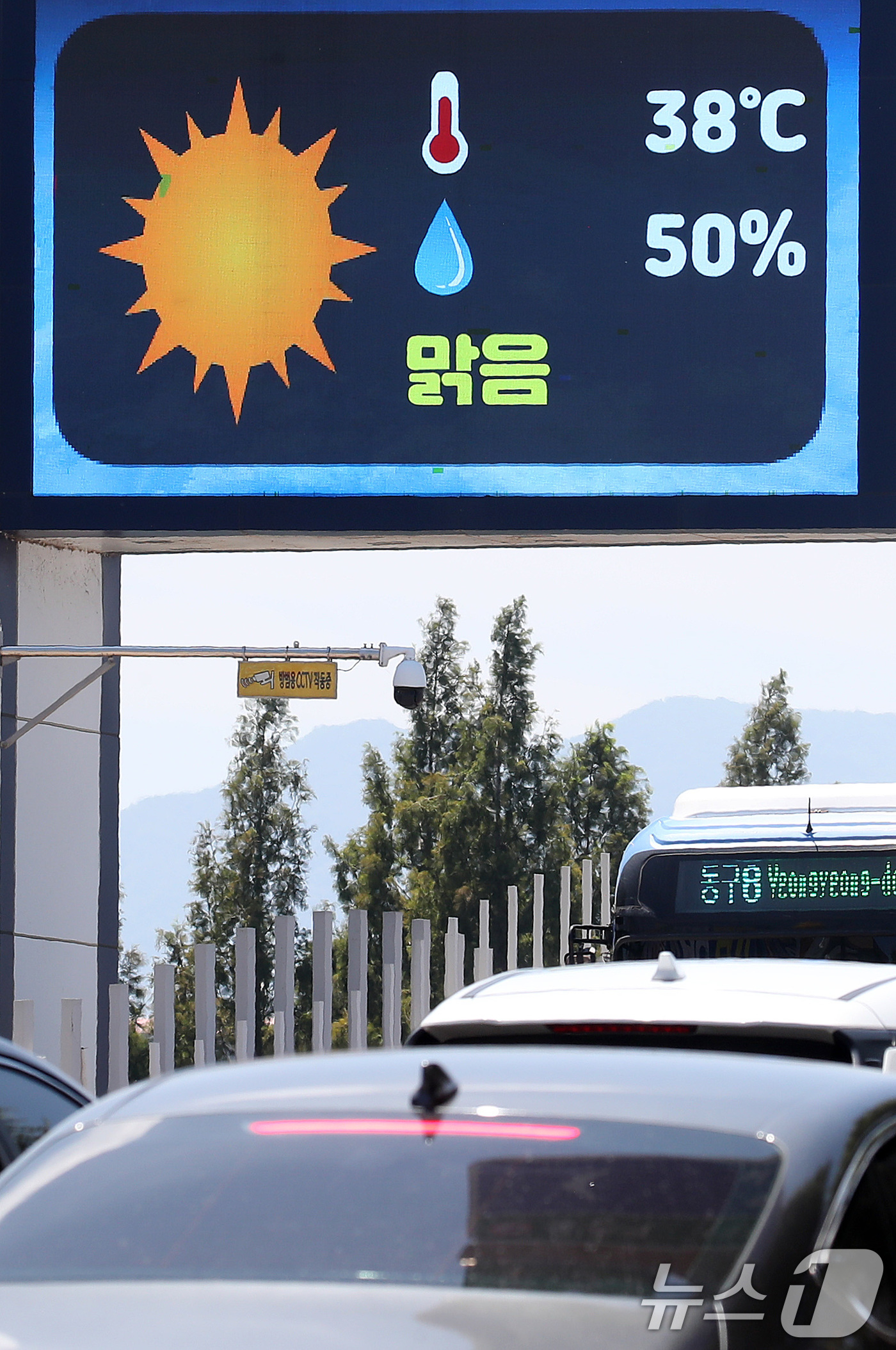 (대구=뉴스1) 공정식 기자 = 가을의 문턱 '입추(立秋)'인 7일 대구 동구 아양교 하천정보표출시스템 전광판에 오후 3시 기온이 38도로 예보되고 있다. 이날 오전 11시 군위군 …