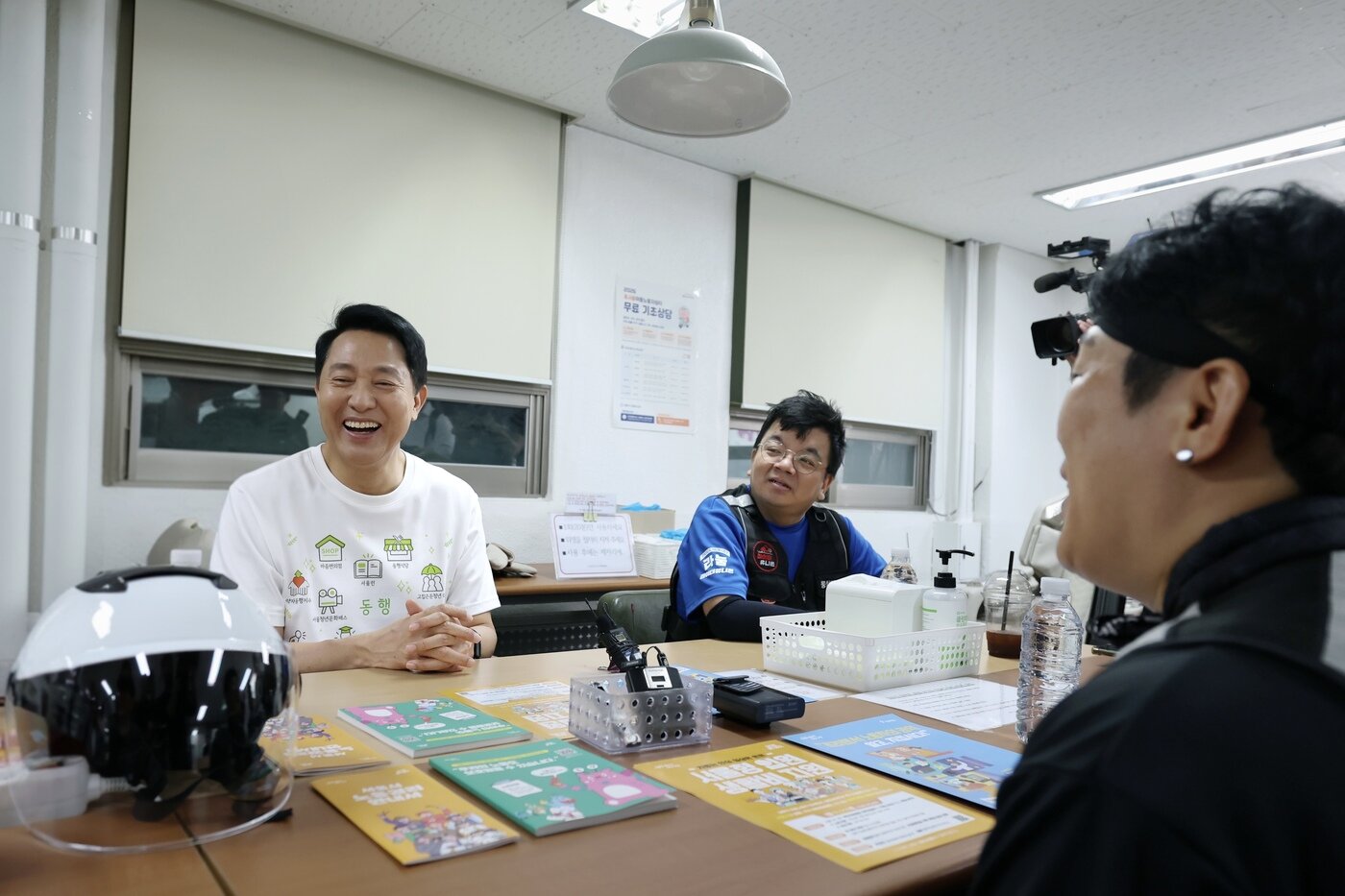 본문 이미지 - 오세훈 서울시장이 7일 오전 중구 '휴서울이동노동자 북창쉼터'를 찾아 이동노동자들로 부터 근무·휴식 여건 등을 청취하고 있다.