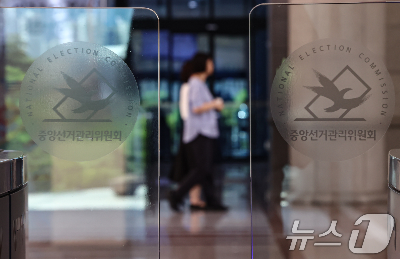 (과천=뉴스1) 김도우 기자 = 국민참정권 침해 진상규명을 위한 검경 합동수사본부가 7일 투표율 허위 입력 의혹과 관련해 추가 강제수사에 나섰다.합수본은 이날 언론공지를 통해 중앙 …