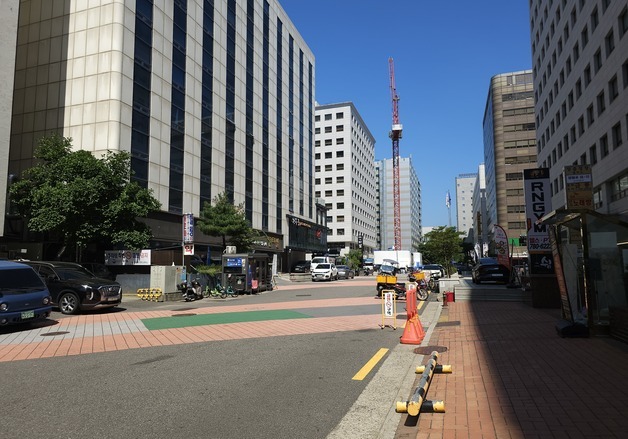 "땡볕 싫다, 구내식당 가자"…점심피크 직장인 사라진 식당가 [르포]