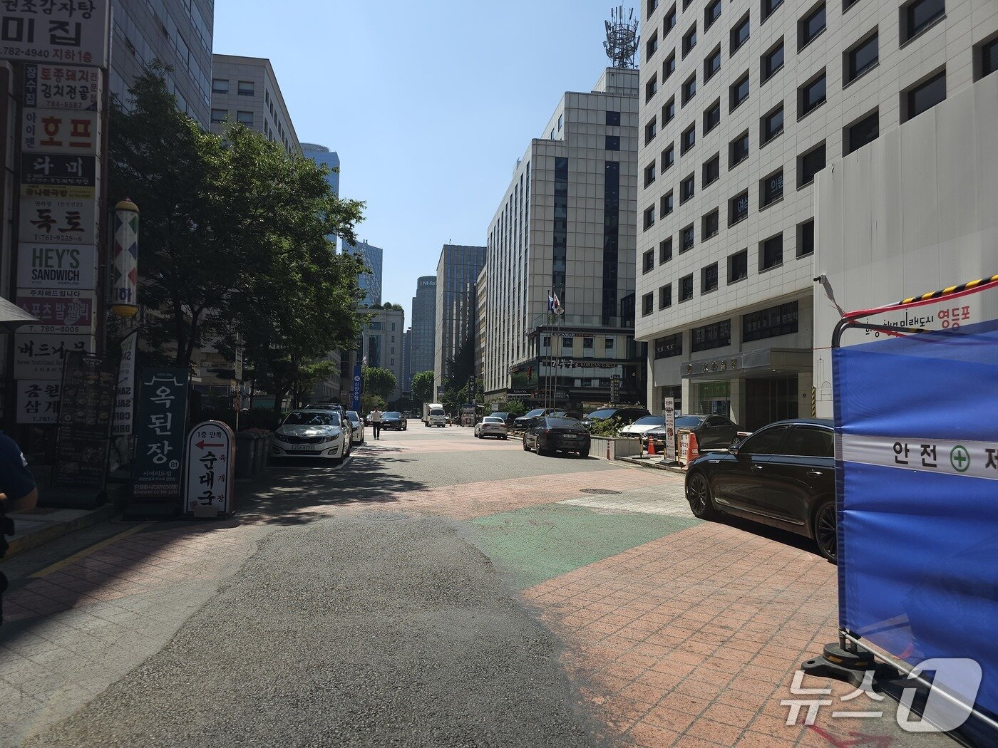 본문 이미지 - 7일 낮 12시쯤 한산한 풍경의 서울 영등포구 여의도 상권의 모습. 2026.08.07 ⓒ 뉴스1 정지윤 기자