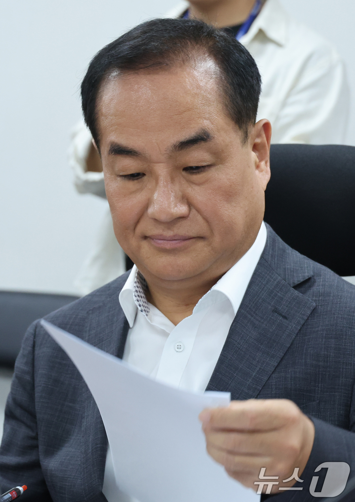 (서울=뉴스1) 신웅수 기자 = 김용관 변호사가 7일 서울 여의도 국회 의원회관에서 열린 선거관리위원회 특별검사(특검) 국민추천위원회에서 자료를 살펴보고 있다. 2026.8.7/뉴 …