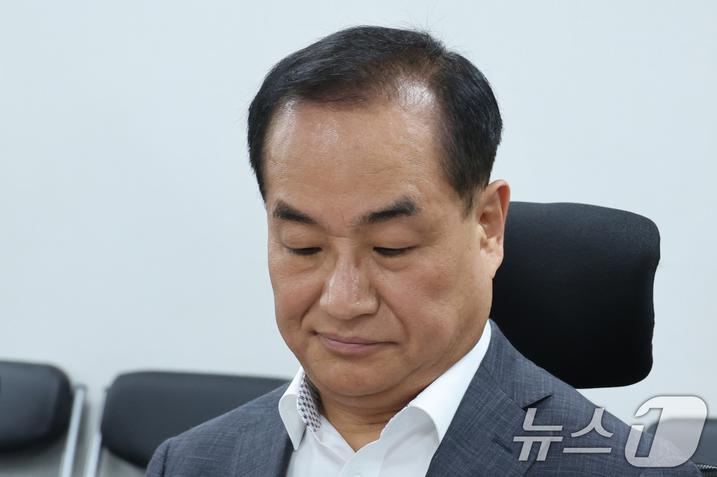 (서울=뉴스1) 신웅수 기자 = 김용관 변호사가 7일 서울 여의도 국회 의원회관에서 열린 선거관리위원회 특별검사(특검) 국민추천위원회에서 자료를 살펴보고 있다. 2026.8.7/뉴 …