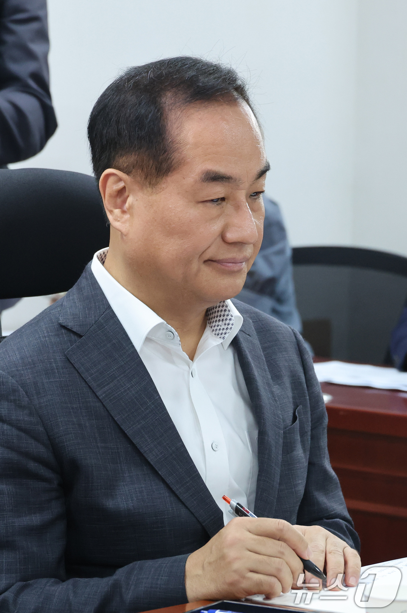 (서울=뉴스1) 신웅수 기자 = 선거관리위원회 특별검사(특검) 국민추천위원장으로 선임된 김용관 변호사가 7일 서울 여의도 국회 의원회관에서 열린 국민추천위원회 첫 회의에 자리하고 …