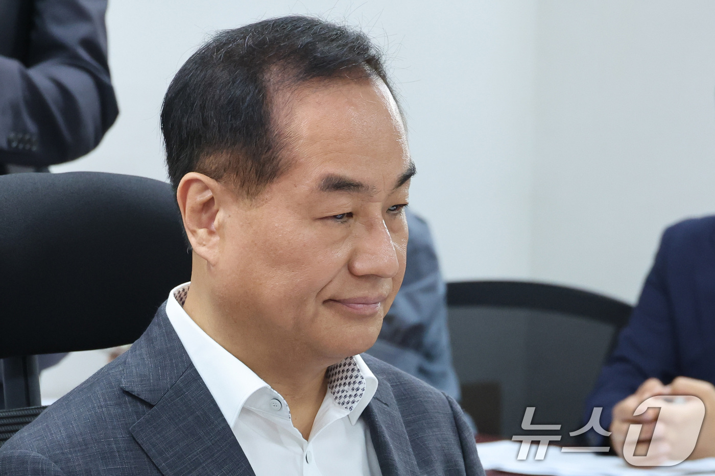 (서울=뉴스1) 신웅수 기자 = 선거관리위원회 특별검사(특검) 국민추천위원장으로 선임된 김용관 변호사가 7일 서울 여의도 국회 의원회관에서 열린 국민추천위원회 첫 회의에 자리하고 …