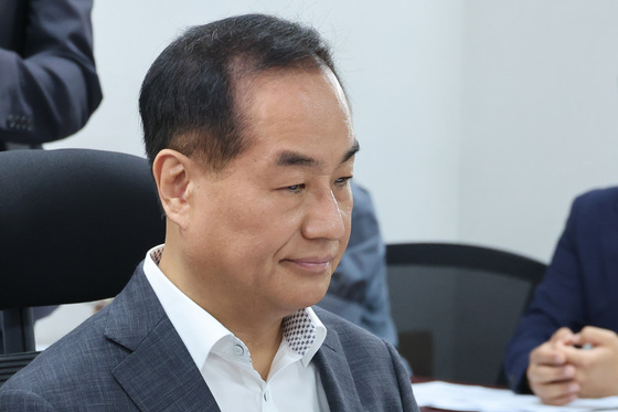 자료 살펴보는 김용관 변호사