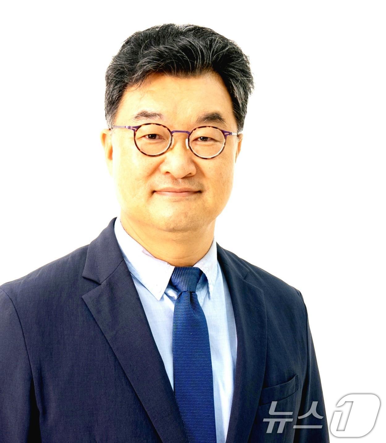 (서울=뉴스1) = 청와대는 7일 이재명 대통령이 국립외교원장에 김흥규 아주대 정치외교학과 교수 겸 미중정책연구소 소장을 임명했다고 밝혔다. (청와대 제공. 재판매 및 DB 금지) …