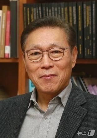 (서울=뉴스1) = 청와대는 7일 이재명 대통령이 규제합리화위원회 부위원장에 김태유 서울대 기술경영경제정책대학원 명예교수를 위촉했다고 밝혔다. (청와대 제공. 재판매 및 DB 금지 …