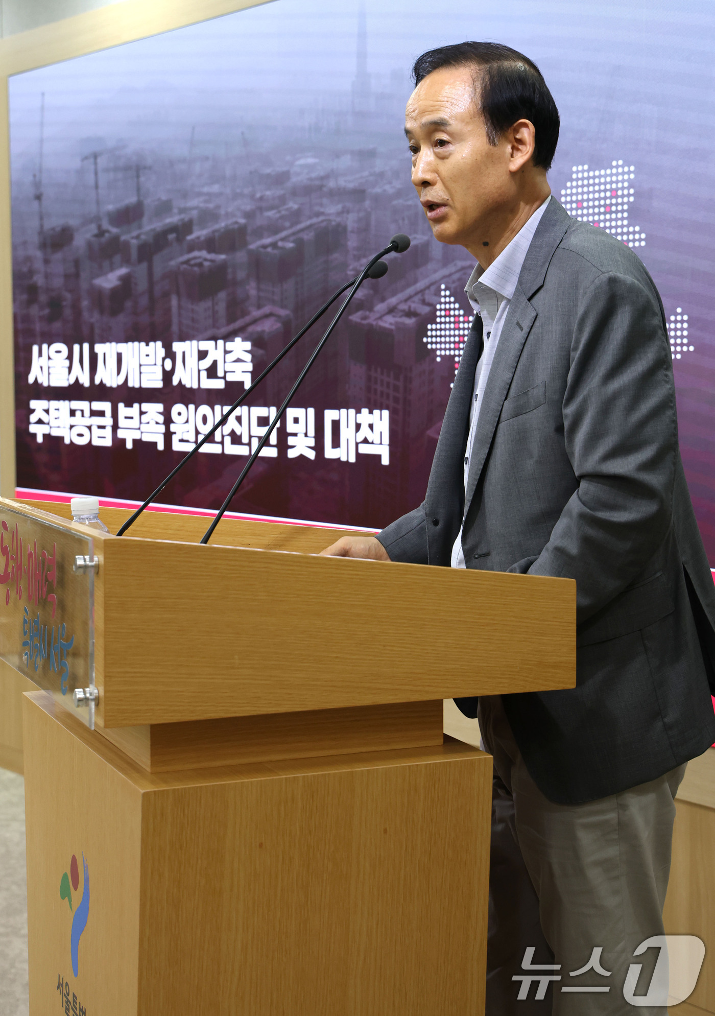 (서울=뉴스1) 이광호 기자 = 명노준 서울시 주택실장이 7일 오후 서울시청에서 서울시 재개발ㆍ재건축 주택공급 부족 원인진단 및 대책 관련 브리핑을 하고 있다.서울시에 따르면 오세 …