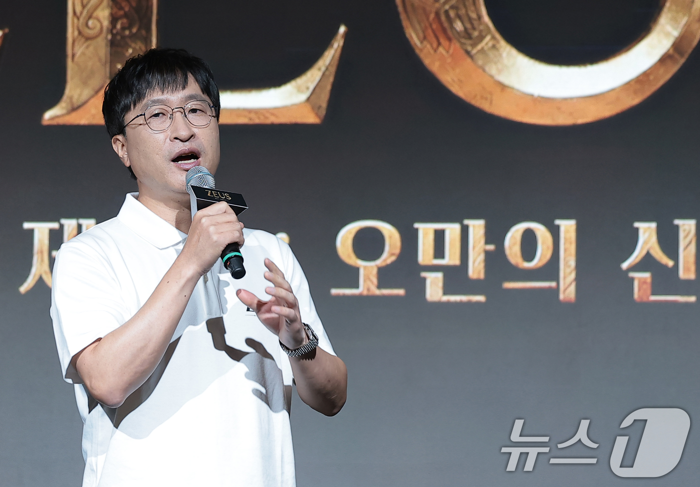 (서울=뉴스1) 권현진 기자 = 남재관 컴투스 대표이사가 7일 서울 종로구 JW 메리어트 동대문 스퀘어 서울에서 열린 컴투스 신작 MMORPG ‘제우스: 오만의 신’ 쇼케이스에서 …