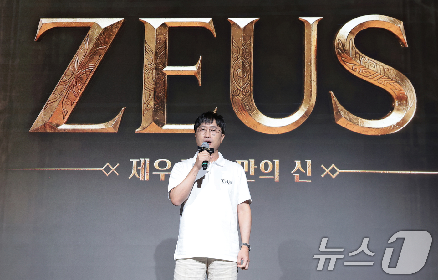 (서울=뉴스1) 권현진 기자 = 남재관 컴투스 대표이사가 7일 서울 종로구 JW 메리어트 동대문 스퀘어 서울에서 열린 컴투스 신작 MMORPG ‘제우스: 오만의 신’ 쇼케이스에서 …