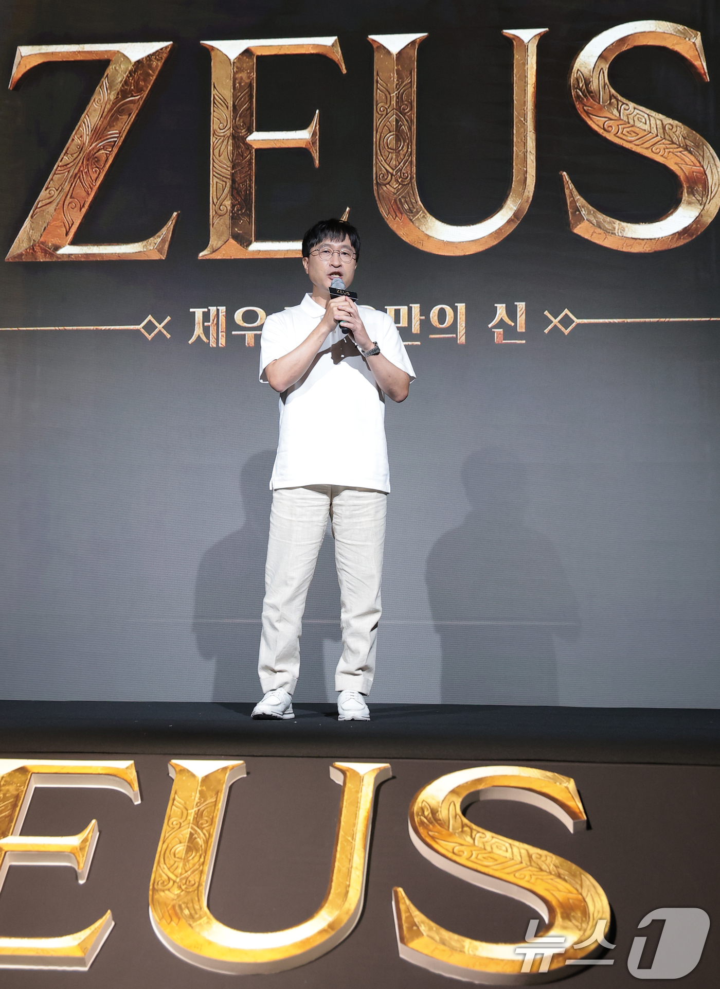 (서울=뉴스1) 권현진 기자 = 남재관 컴투스 대표이사가 7일 서울 종로구 JW 메리어트 동대문 스퀘어 서울에서 열린 컴투스 신작 MMORPG ‘제우스: 오만의 신’ 쇼케이스에서 …