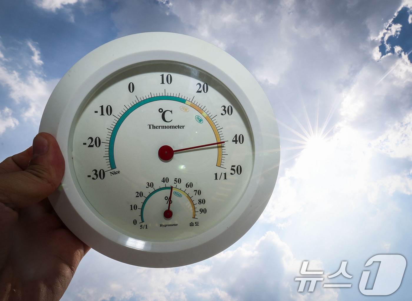 (서울=뉴스1) 이종수 기자 = 기록적인 폭염이 이어지는 7일 서울 종로구 광화문광장에서 지열의 영향을 받은 온도계가 40도를 넘어선 수치를 가리키고 있다. 2026.8.7/뉴스1 …