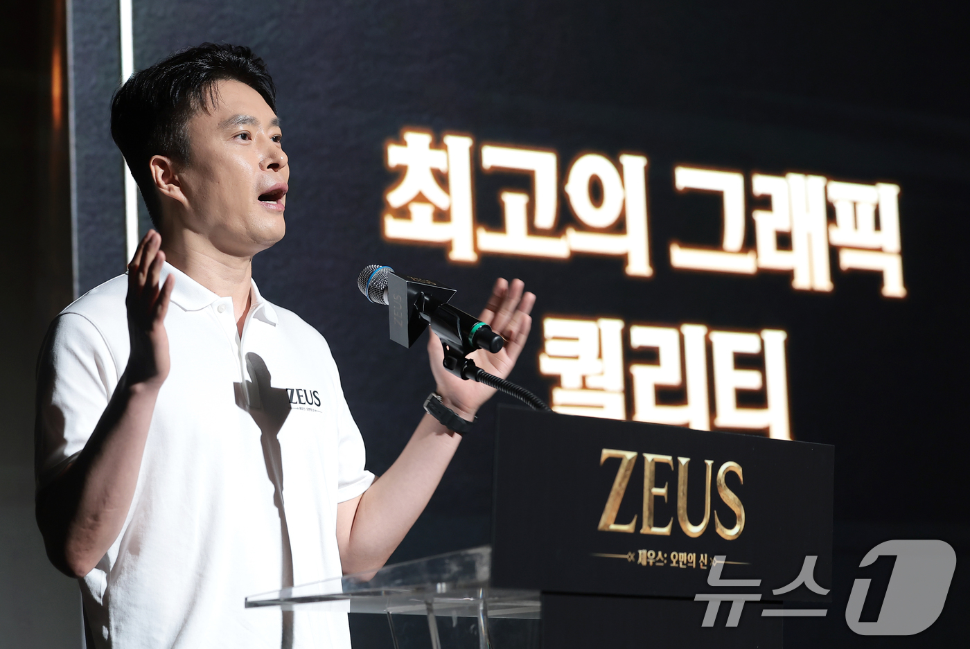 (서울=뉴스1) 권현진 기자 = 김대훤 에이버튼 대표가 7일 서울 종로구 JW 메리어트 동대문 스퀘어 서울에서 열린 컴투스 신작 MMORPG ‘제우스: 오만의 신’ 쇼케이스에서 개 …