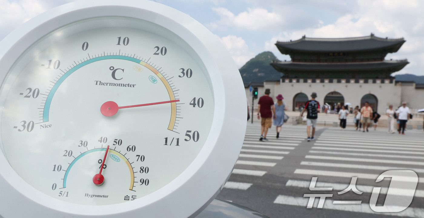 (서울=뉴스1) 이종수 기자 = 기록적인 폭염이 이어지는 7일 서울 종로구 광화문광장에서 지열의 영향을 받은 온도계가 40도에 가까운 수치를 가리키고 있다. 2026.8.7/뉴스1 …
