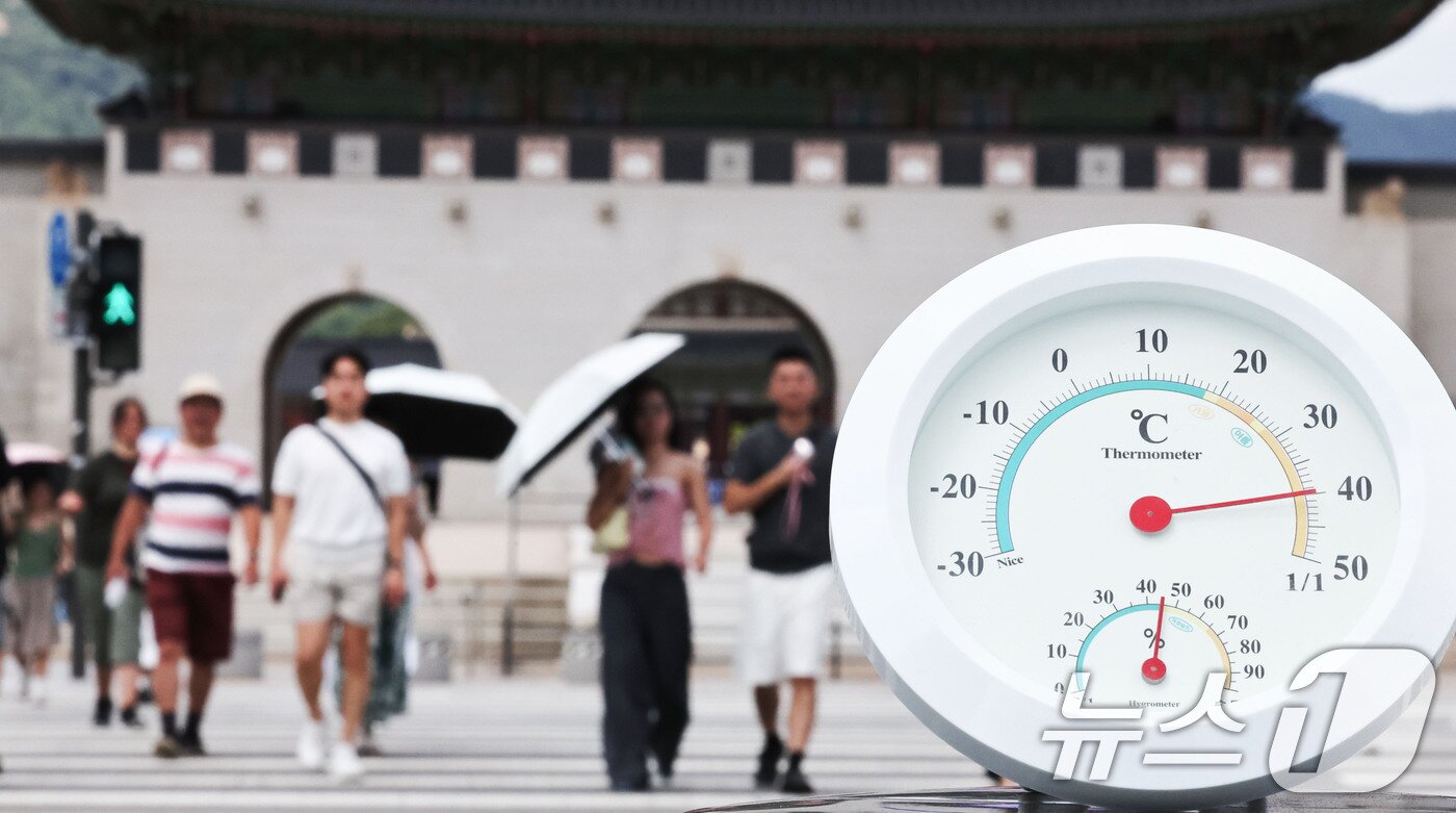 본문 이미지 - 기록적인 폭염이 이어지는 7일 서울 종로구 광화문광장에서 지열의 영향을 받은 온도계가 40도에 가까운 수치를 가리키고 있다. 2026.8.7 ⓒ 뉴스1 이종수 기자