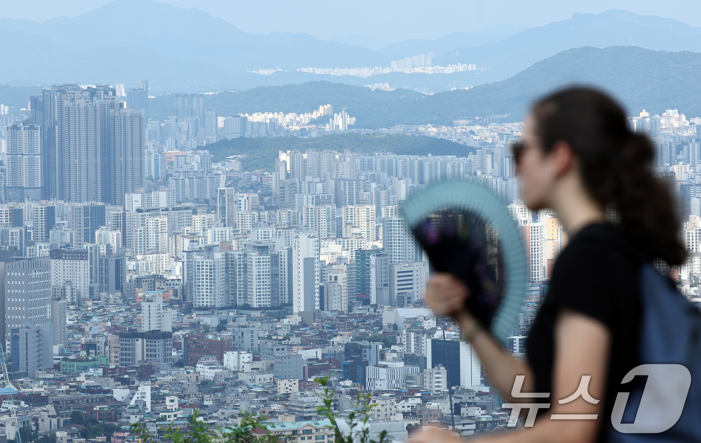 (서울=뉴스1) 최지환 기자 = 7일 오후 서울 중구 남산에서 바라본 아파트 단지의 모습.이재명 대통령은 이날 부동산 정책 점검을 위한 2차 회의를 열어 수도권 주택 공급 대책을 …