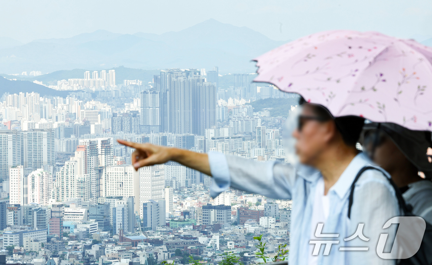(서울=뉴스1) 최지환 기자 = 7일 오후 서울 중구 남산에서 바라본 아파트 단지의 모습.이재명 대통령은 이날 부동산 정책 점검을 위한 2차 회의를 열어 수도권 주택 공급 대책을 …