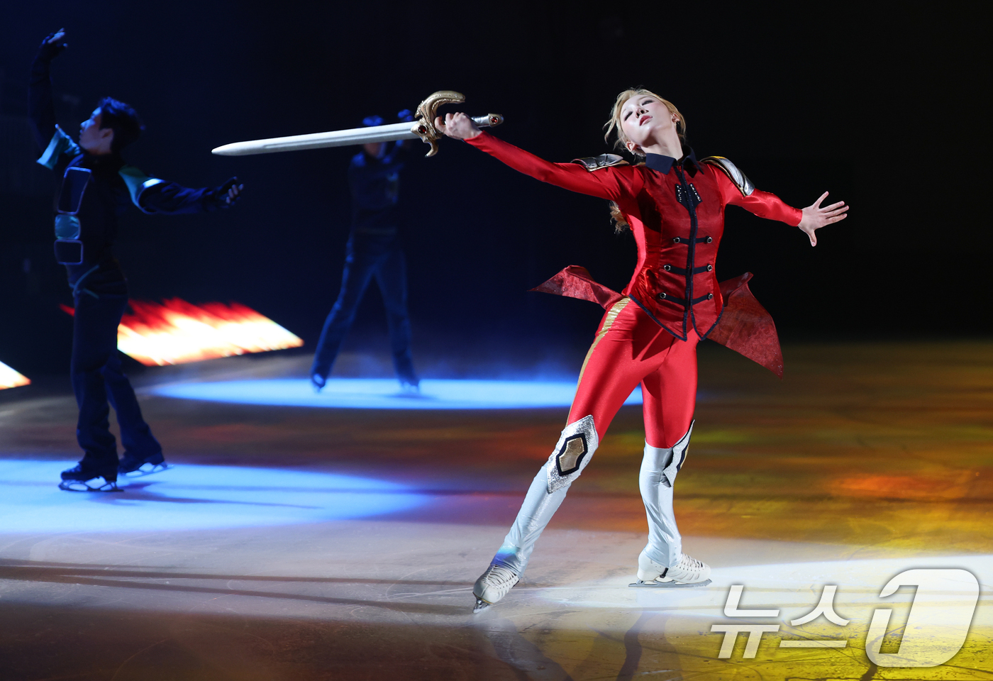 (서울=뉴스1) 안은나 기자 = 김예림이 7일 오후 서울 양천구 목동아이스링크에서 열린 '나 혼자만 레벨업 on ICE' 프레스콜에 참석해 하이라이트 장면을 시연하고 있다.전 세계 …