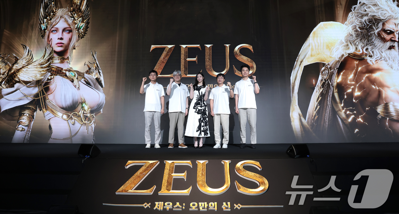 (서울=뉴스1) 권현진 기자 = 김정훈 컴투스 사업본부장(왼쪽부터)과 정성훈 에이버튼 디렉터, 배우 박지현, 남재관 컴투스 대표이사, 김대훤 에이버튼 대표가 7일 서울 종로구 JW …