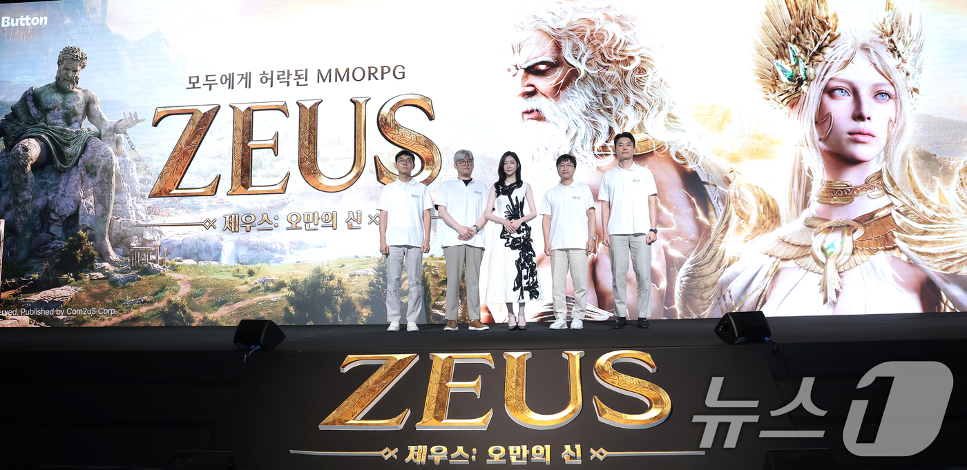 (서울=뉴스1) 권현진 기자 = 김정훈 컴투스 사업본부장(왼쪽부터)과 정성훈 에이버튼 디렉터, 배우 박지현, 남재관 컴투스 대표이사, 김대훤 에이버튼 대표가 7일 서울 종로구 JW …