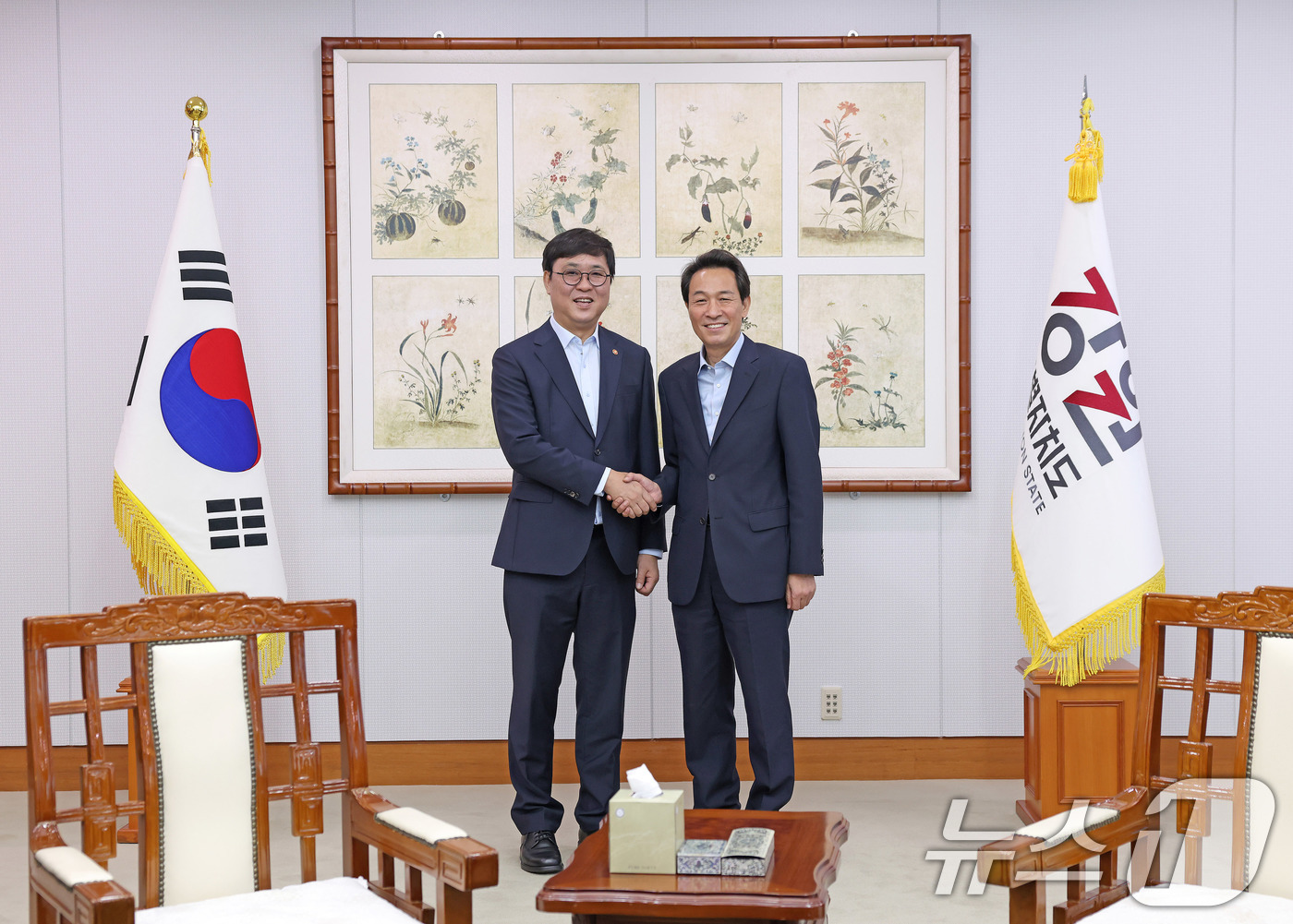(서울=뉴스1) = 최휘영 문화체육관광부 장관이 7일 강원도청에서 우상호 도지사와 면담 기념촬영을 하고 있다. (문화체육관광부 제공. 재판매 및 DB금지) 2026.8.7/뉴스1