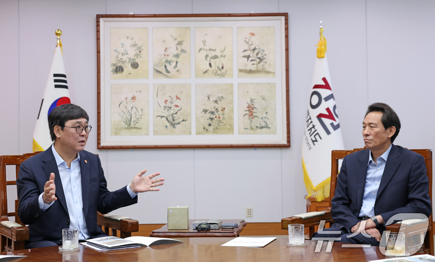 (서울=뉴스1) = 최휘영 문화체육관광부 장관이 7일 강원도청에서 우상호 도지사와 면담하고 있다. (문화체육관광부 제공. 재판매 및 DB금지) 2026.8.7/뉴스1