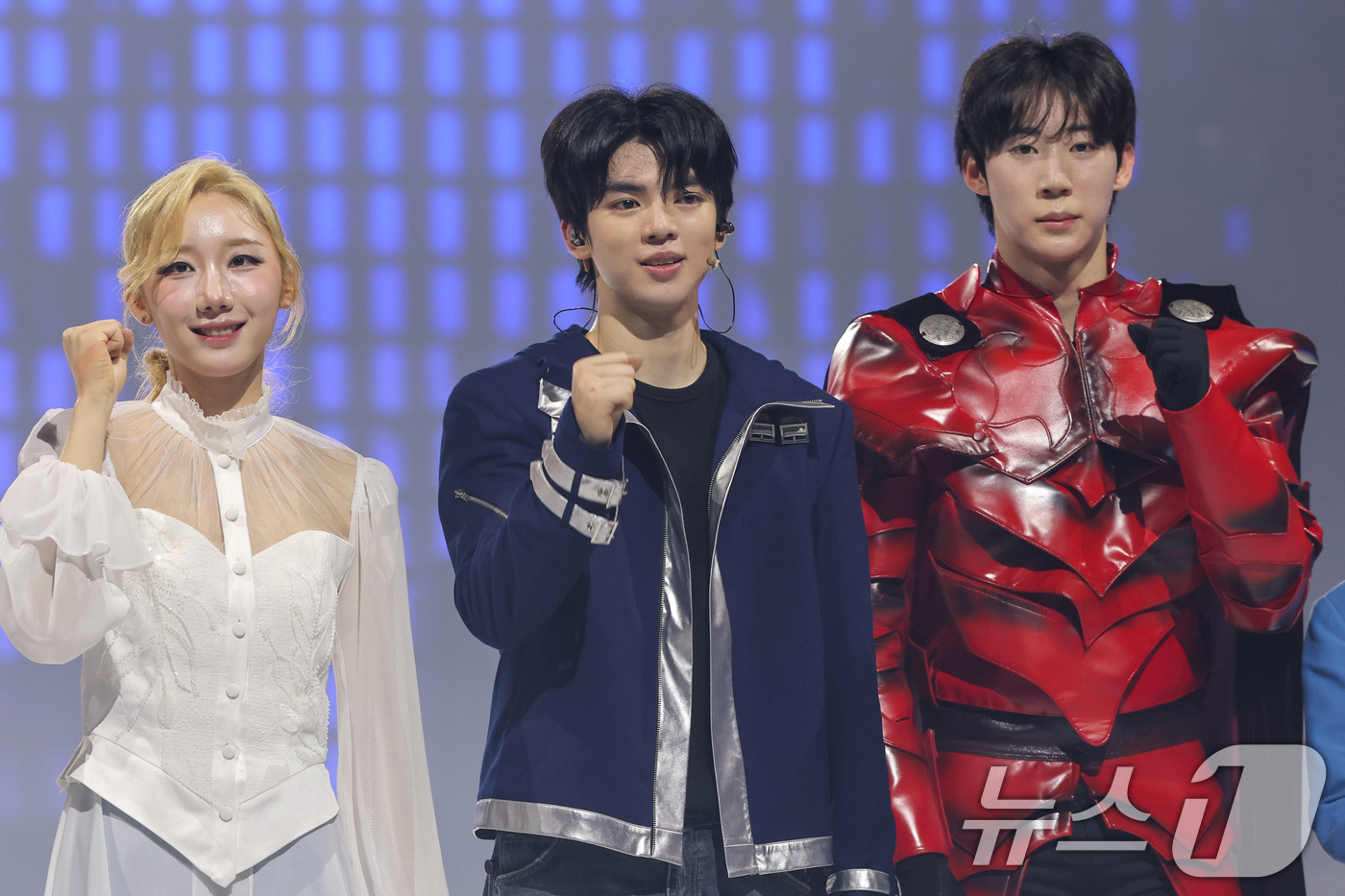 (서울=뉴스1) 안은나 기자 = 김예림(왼쪽부터), 차준환, 이시형이 7일 오후 서울 양천구 목동아이스링크에서 열린 '나 혼자만 레벨업 on ICE' 프레스콜에 참석해 포토타임을 …
