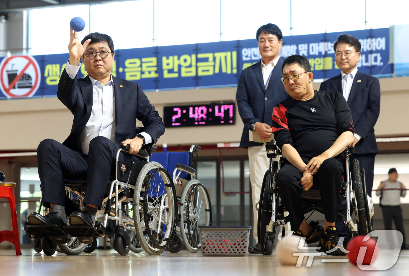 (서울=뉴스1) = 최휘영 문화체육관광부 장관이 7일 강원도 춘천을 방문해 춘천반다비국민체육센터에서 보치아 체험을 하고 있다. (문화체육관광부 제공. 재판매 및 DB금지) 2026 …