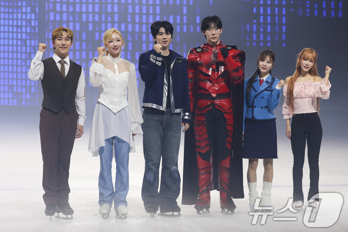 (서울=뉴스1) 안은나 기자 = 신석수(왼쪽부터), 김예림, 차준환, 이시형, 권채원, 에이미가 7일 오후 서울 양천구 목동아이스링크에서 열린 '나 혼자만 레벨업 on ICE' 프 …