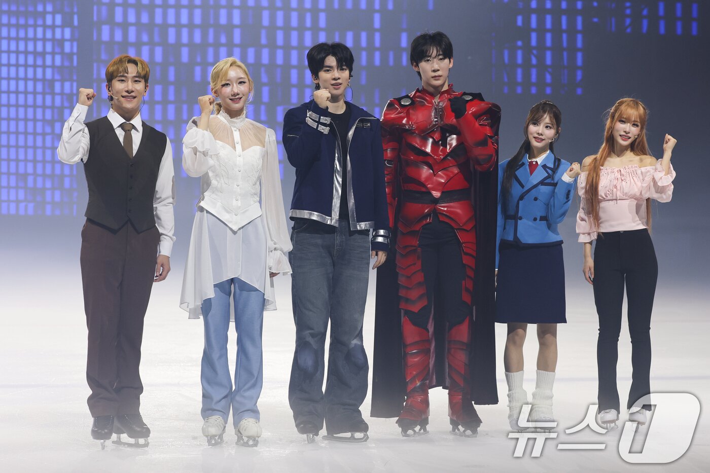 본문 이미지 - 신석수(왼쪽부터), 김예림, 차준환, 이시형, 권채원, 에이미가 7일 오후 서울 양천구 목동아이스링크에서 열린 '나 혼자만 레벨업 on ICE' 프레스콜에 참석해 포토타임을 갖고 있다. 전 세계 누적 조회수 143억 회를 기록한 '나 혼자만 레벨업(나혼렙)'을 아이스쇼로 재해석한 이번 공연은 국가대표 피겨스케이팅 선수들의 역동적인 퍼포먼스와 첨단 미디어아트가 어우러졌으며 오는 17일까지 12회에 걸쳐 펼쳐진다. 2026.8.7 ⓒ 뉴스1 안은나 기자
