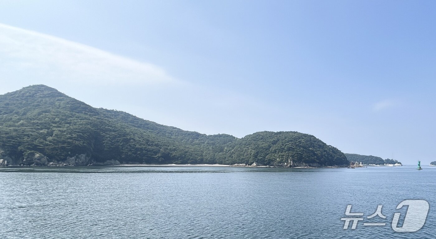 본문 이미지 - 지난 6일 인천 옹진군 대이작도를 찾아, 폭염 속 도서 지역 에어컨 수리 현장을 살펴봤다.  ⓒ 2026.8.6/뉴스1 이동건 수습기자