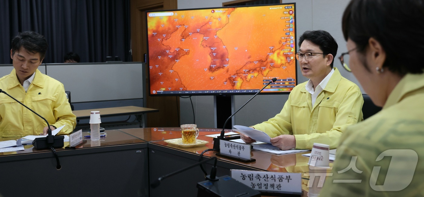 (세종=뉴스1) 김기남 기자 = 김종구 농림축산식품부 차관이 7일 세종시 정부세종청사 농업재해대책상황실에서 8개도 관계자들과 화상으로 열린 폭염 가뭄 대비 대응상황 점검회의를 주재 …