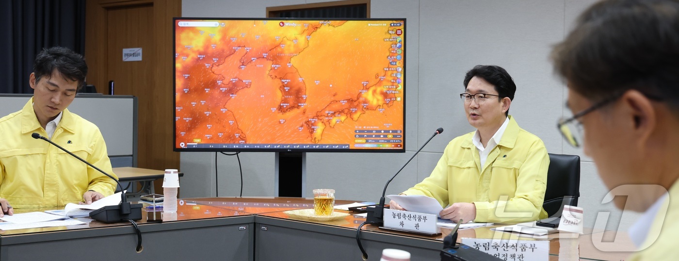 (세종=뉴스1) 김기남 기자 = 김종구 농림축산식품부 차관이 7일 세종시 정부세종청사 농업재해대책상황실에서 8개도 관계자들과 화상으로 열린 폭염 가뭄 대비 대응상황 점검회의를 주재 …