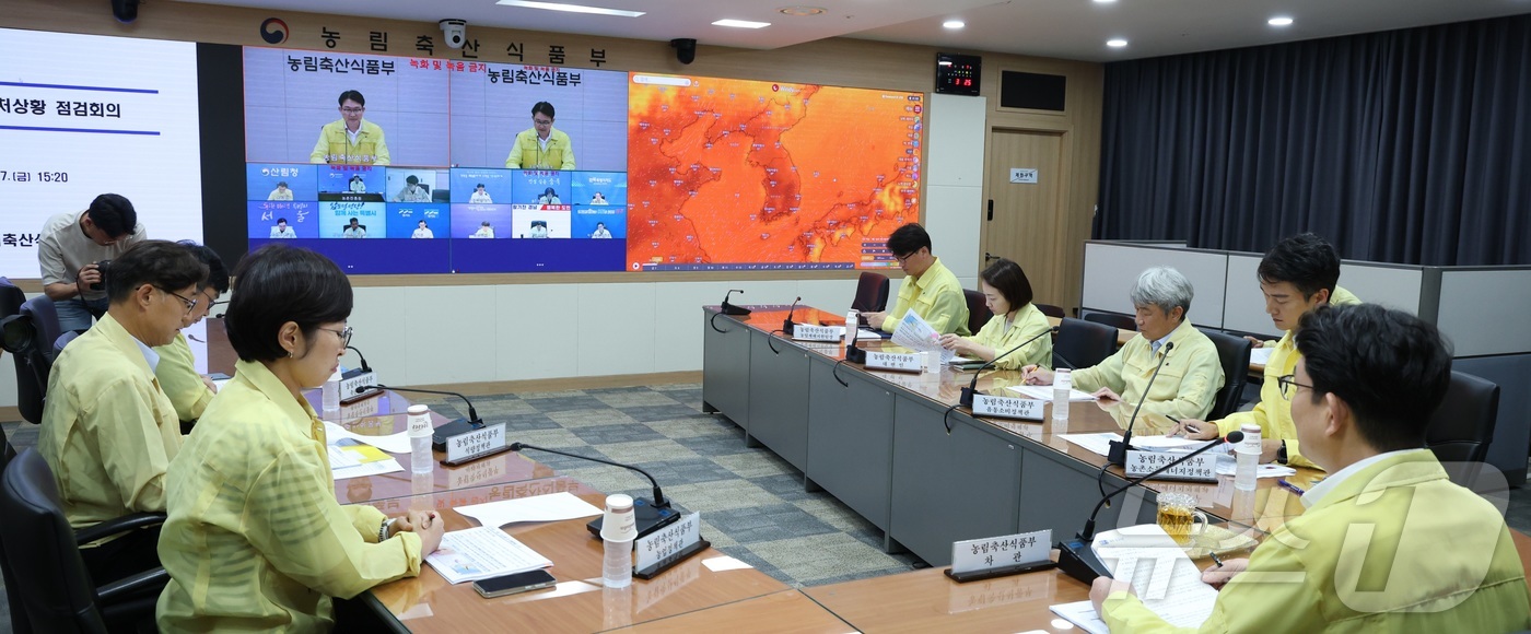 (세종=뉴스1) 김기남 기자 = 김종구 농림축산식품부 차관이 7일 세종시 정부세종청사 농업재해대책상황실에서 8개도 관계자들과 화상으로 열린 폭염 가뭄 대비 대응상황 점검회의를 주재 …