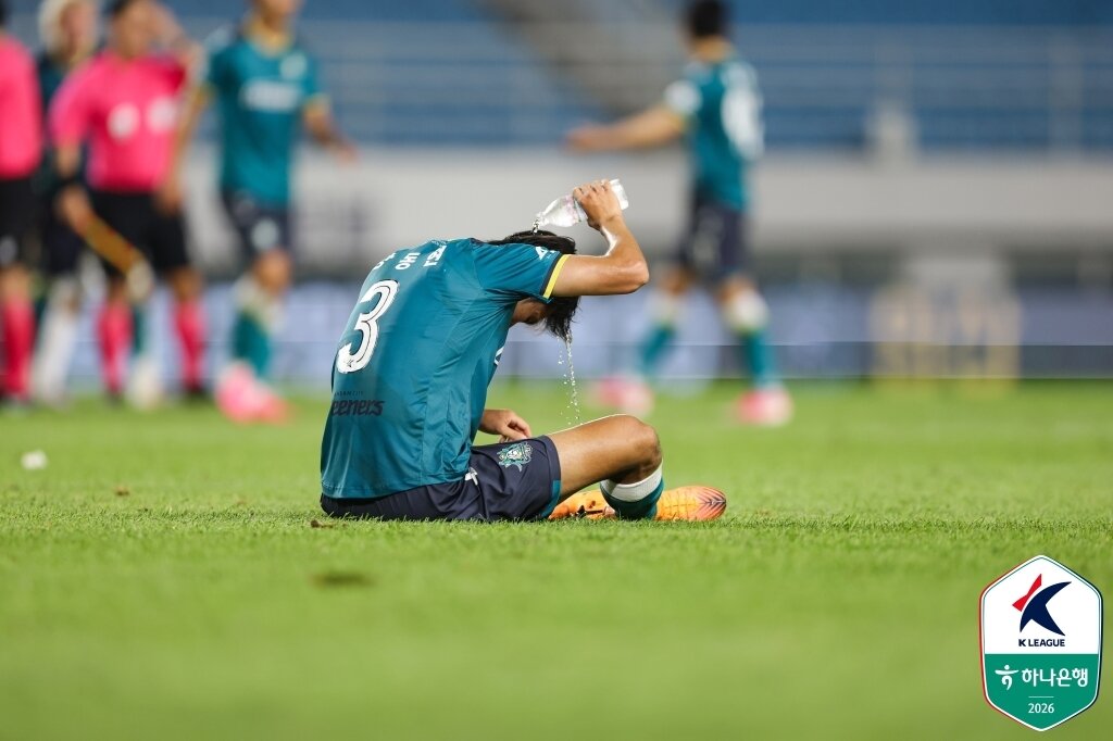 본문 이미지 - 경기 중 선수들이 더위를 식히기 위해 물을 붓고 있다.(한국프로축구연맹 제공) 