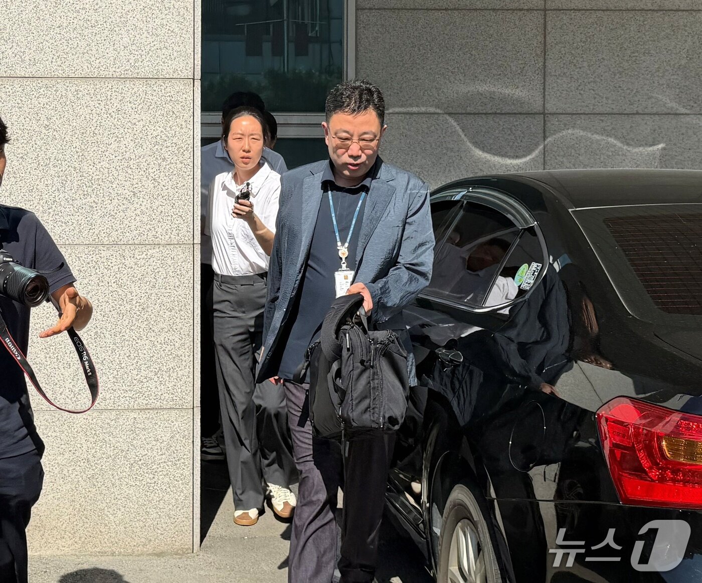 본문 이미지 - 6·3 지방선거 투표율 허위 입력 의혹을 수사 중인 검·경 합동수사본부 관계자들이 7일 오후 충북선거관리위원회에 대한 압수수색을 마친뒤 건물에서 나오고 있다.2026.08.07/뉴스1