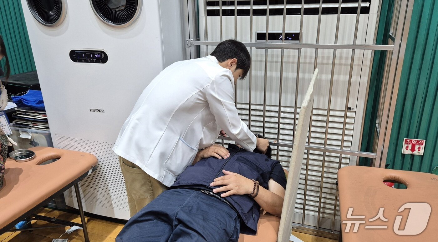 본문 이미지 - 7일 오전 울산 울주군 웅촌면 웅촌초등학교 체육관에서 지역 어르신이 울산농협이 마련한 '농촌 왕진버스'를 통해 침을 맞고 있다. 2026.8.7 ⓒ 뉴스1 박정현 기자